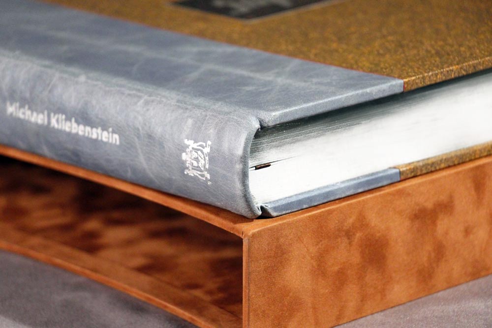 Binding detail Superfinds book